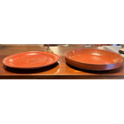 Coupe et plat en laque rouge, travail as
