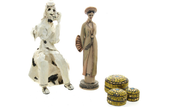 Lot comprenant 3 boîtes gigognes, un clo