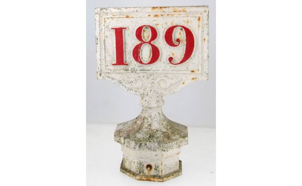 Borne kilométrique SNCF ancienne en font