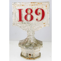 Borne kilométrique SNCF ancienne en font