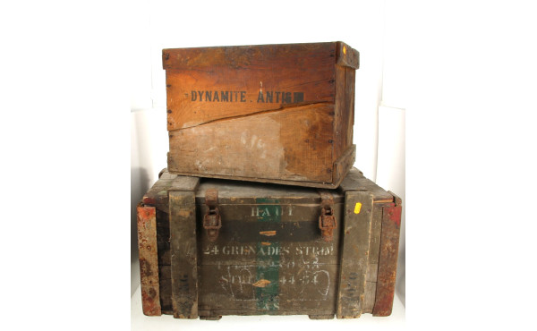 2 caisses en bois : une marquée dynamite