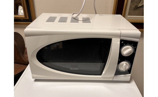 Micro ondes Bluesky peu servi