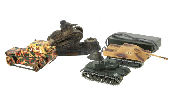 Encrier en forme de char en métal compos