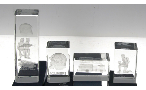 POMPIERS - 4 presse-papiers en cristal g