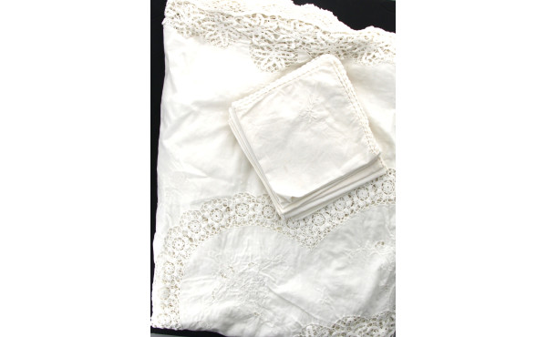 Nappe brodée et ajourée 180 x 300 cm et 