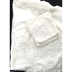 Nappe brodée et ajourée 180 x 300 cm et 