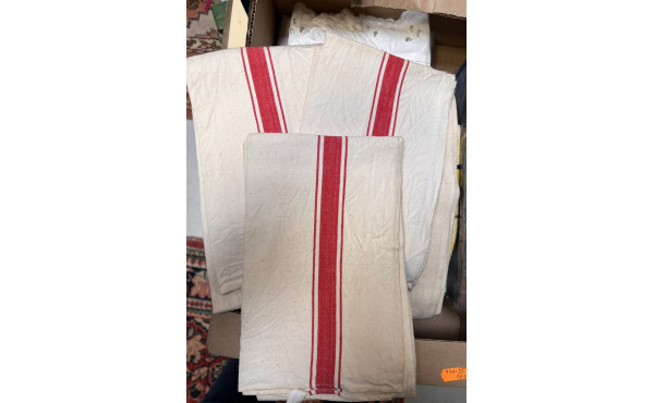 Lot de linge comprenant 9 torchons ancie
