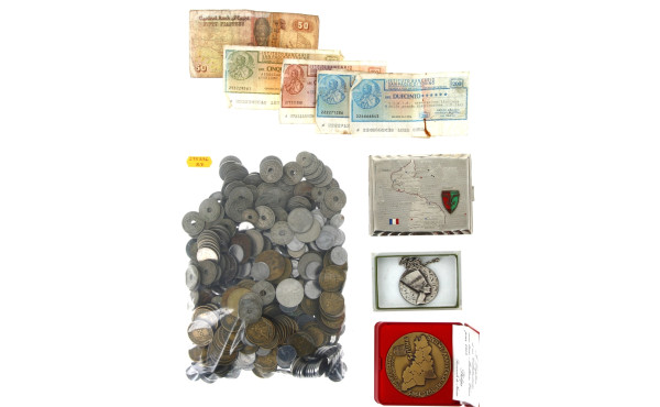 Lot comprenant un vrac de monnaie essent