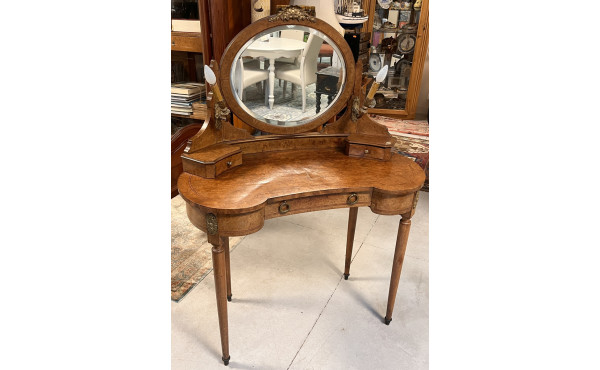 Coiffeuse en placage de loupe forme rogn