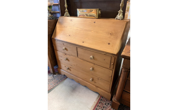 Bureau de pente en pin, un abattant et 5