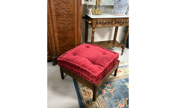 Large repose-pied carré recouvert d'un v