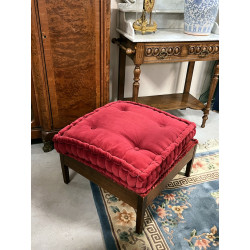 Large repose-pied carré recouvert d'un v