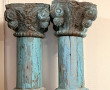 Paire de colonnes en bois sculpté patiné