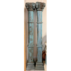Paire de colonnes en bois sculpté patiné