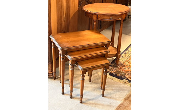 Guéridon ovale en merisier 54 x 43 x H. 