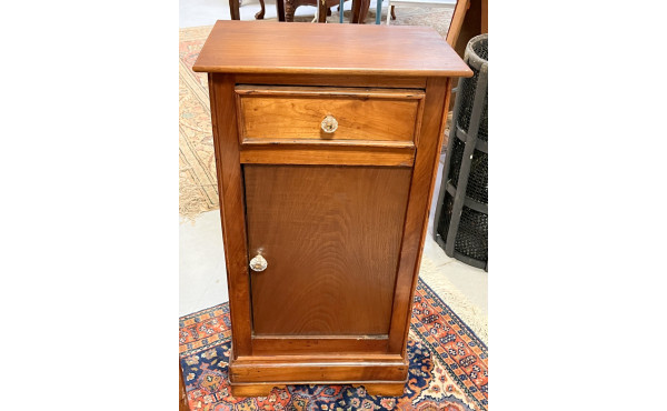 Chevet ancien en bois fruitier ouvrant à