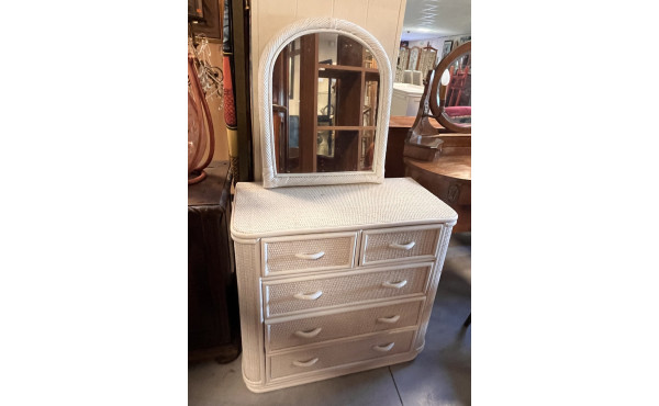Commode en rotin peinte en blanc et un m