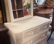 Commode en rotin peinte en blanc et un m