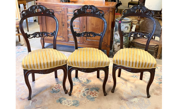 Trois chaises anciennes en acajou sculpt