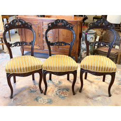 Trois chaises anciennes en acajou sculpt