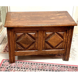 Petit coffre en châtaignier (qq sauts de