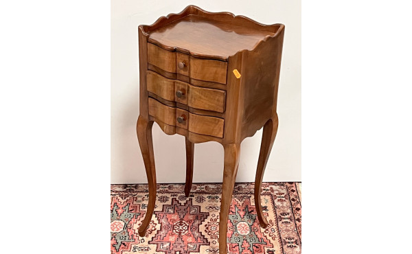 Petit chevet en merisier ouvrant à 3 tir