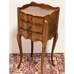 Petit chevet en merisier ouvrant à 3 tir