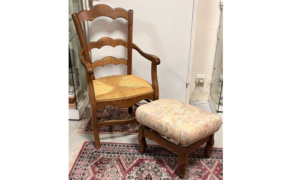 Fauteuil paillé en bois fruitier (bel ét