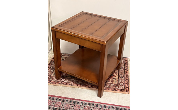 Petite table teinte merisier, 55 x 49 x 
