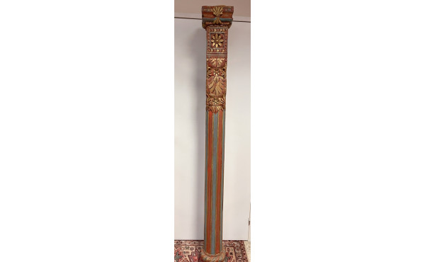 Colonne en bois sculpté polychrome, INDE