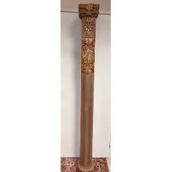 Colonne en bois sculpté polychrome, INDE