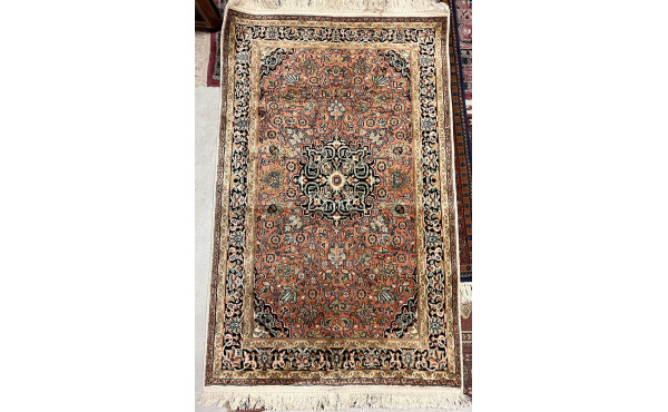 Tapis en laine et soie, 79 x 123 cm