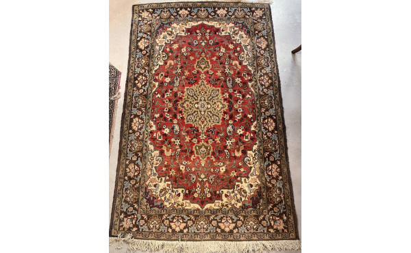 Tapis en laine points noués à fond rouge