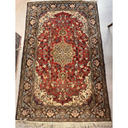 Tapis en laine points noués à fond rouge