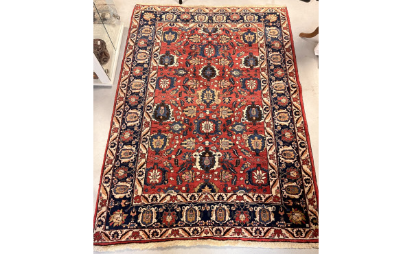 Tapis en laine points noués à fond rouge