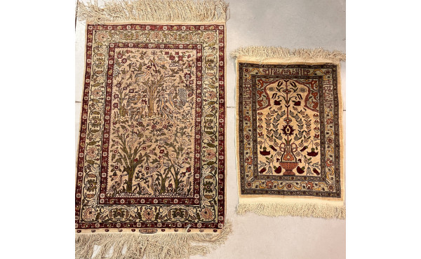 2 petits tapis en soie décor de coupe fl