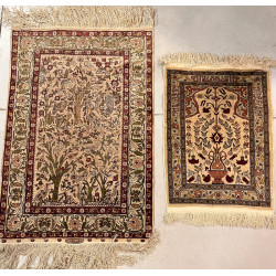 2 petits tapis en soie décor de coupe fl
