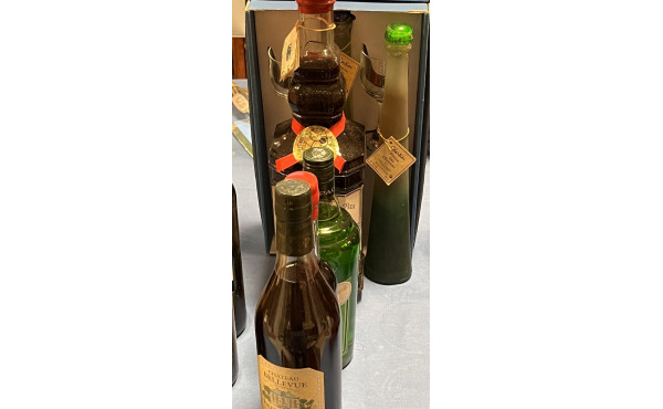 Lot d'alcools comprenant un coffret Pine