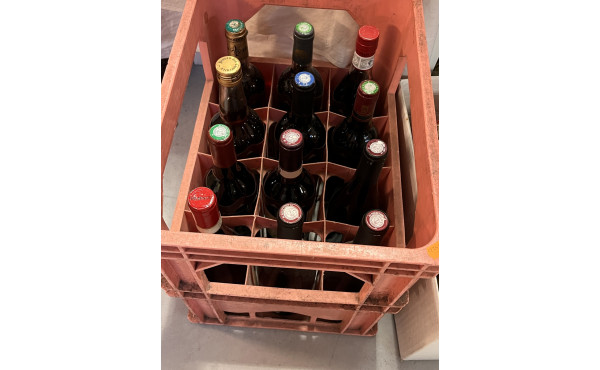 Lot de 12 bouteilles suite succession: 1