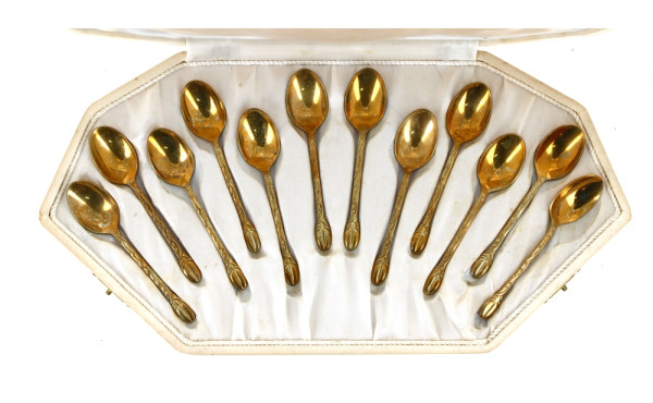 12 cuillères à moka en métal doré (en éc