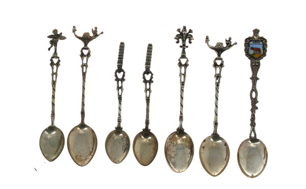 7 petites cuillères souvenirs en argent 