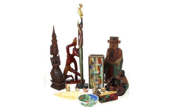 Sage chinois en bois sculpté et polychro