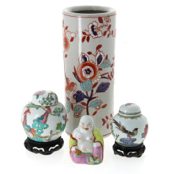 CHINE - Vase rouleau en porcelaine à déc
