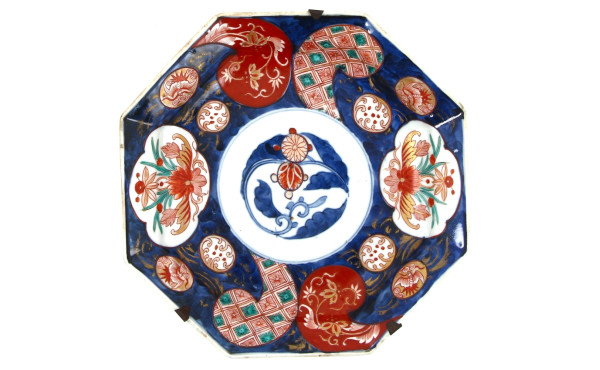 JAPON - Plat à pans coupés en porcelaine