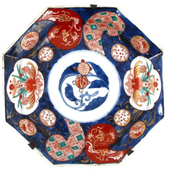 JAPON - Plat à pans coupés en porcelaine