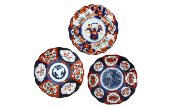 JAPON - Trois assiettes en porcelaine à 