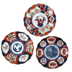 JAPON - Trois assiettes en porcelaine à 