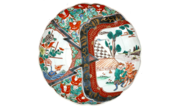 JAPON - Assiette en porcelaine Imari à d