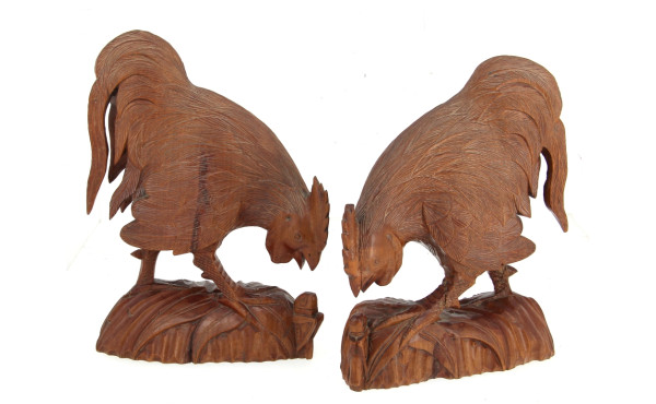CHINE Vers 1930 - Paire de coqs en bois 