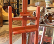 Chevalet en bois peint en rouge